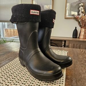 Hunter Brand Rain Boots - Size 8 Mid Calf Length Black - Fleece Socks Included